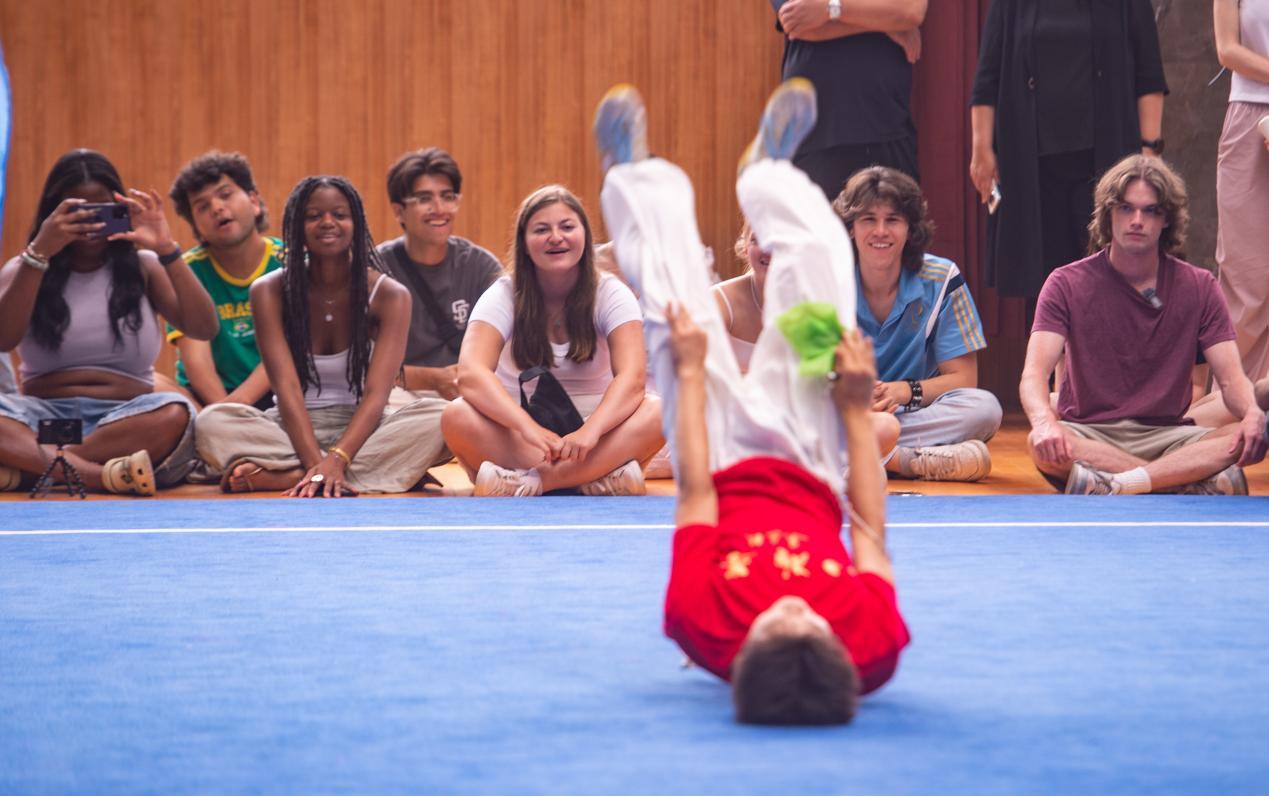 看武术展示, 吸引外国青, span