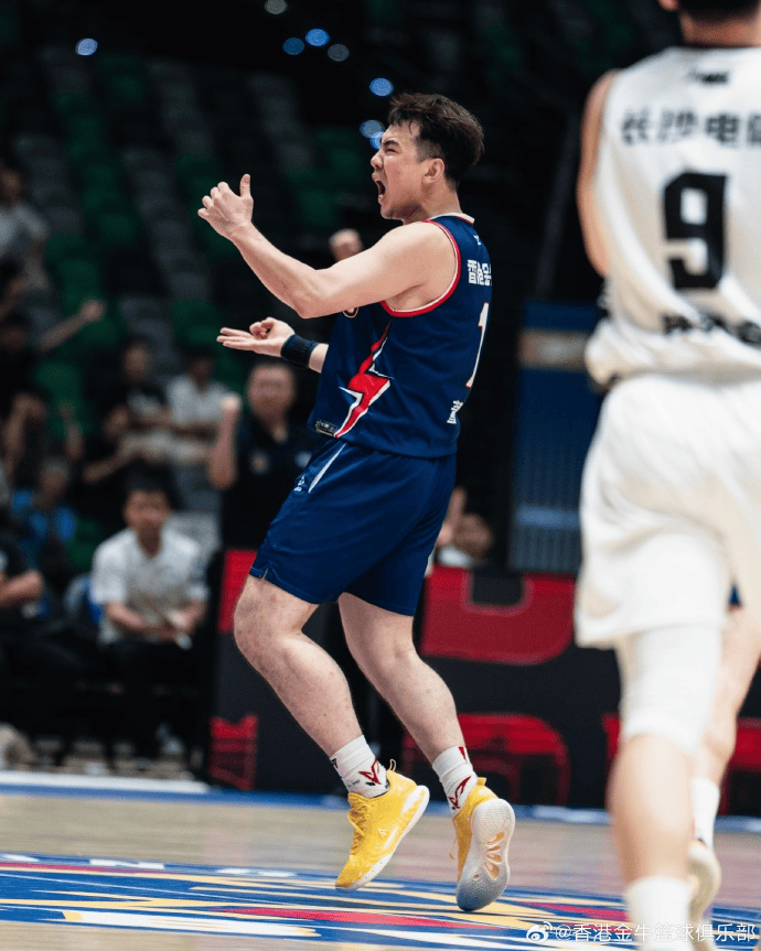 助攻卡尔顿, 克罗斯